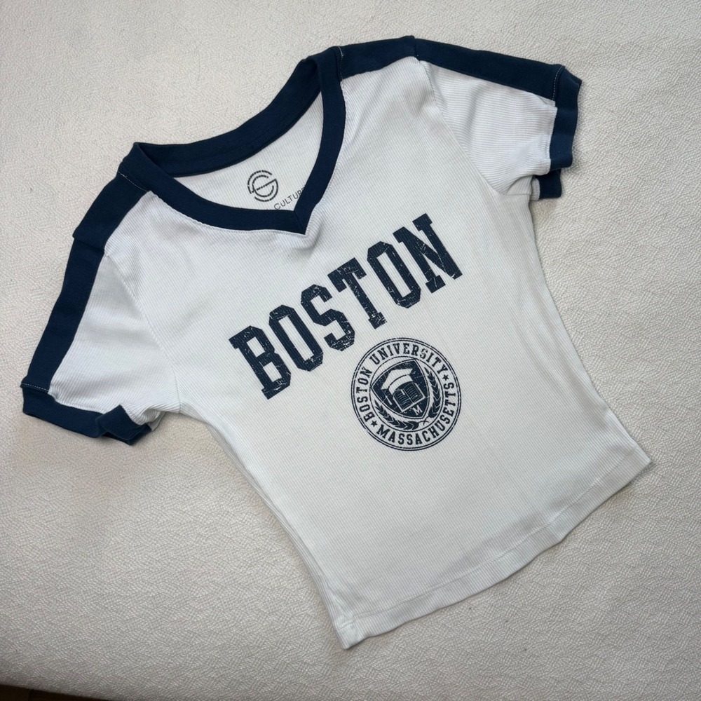 Social Culture Boston University Graphic Ribbed V-Neck Ringer Tee White Navy M